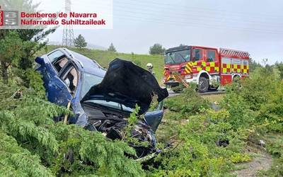 Bi pertsona zauritu ziren auto istripu batean