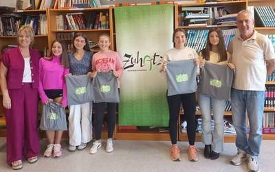 Banatu dituzte Mendata ikastetxeko literatur lehiaketari dagozkion sariak