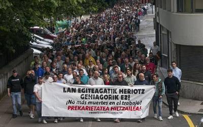 Lan heriotzen aurkako aldarri isil bezain ozena Laudioko kaleetan barrena