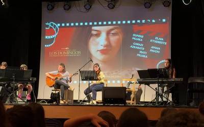 Aramaioko musika eskolako ikasleek jendaurreko emanaldiarekin esan diote agur ikasturteari