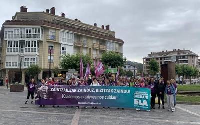 Zumaia eta Zarautz arteko martxa ibiltaria egin dute egoitzetako langileek