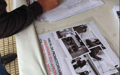 Etxape Zentro Sozialistaren sinadura bilketa, bide onetik