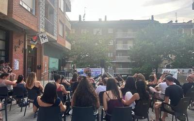 Bailarara begira jarri dira Debagoieneko gazte feministen topaketan