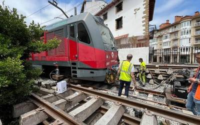 Etenda dago Zumaia eta Zarautz arteko tren zerbitzua