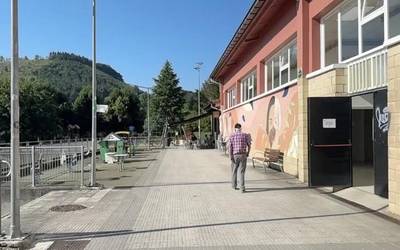 Kiroldegia handitzeko aurreproiektuak egungo eraikinaren ondoan beste bat eraikitzea aurreikusten du