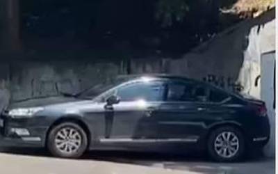 Auto batek Granja kiroldegiko eskaileren kontra jo zuen atzo, esku-frenoak kale egin ondoren