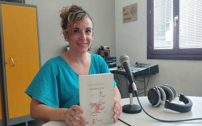 Ione Gorostarzuk bere hirugarren poesia liburua aurkeztu digu