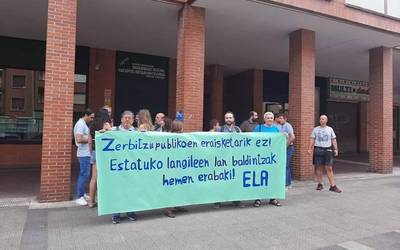 ELAk Durangon dagoen Gizarte Segurantzaren bulegoa ixtearen kontra protesta egin du