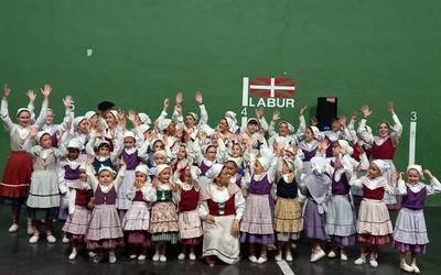 Ubixeta Dantza Taldeak ikasturtea amaitzeko dantza erakustaldia egin zuen ostiralean