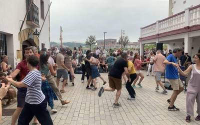 Swingaren erritmoak dardaratu ditu herritarrak