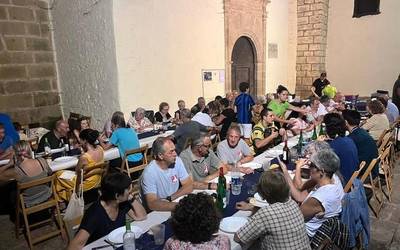 50 lagun elkartu dira Azkoagako afarian, San Juan jaiei hasiera emateko