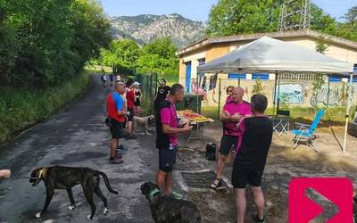 [ARGAZKI GALERIA] Urteroko hitzorduari eutsi eta Tabirako mendi martxa egin dute, beroari aurre eginda