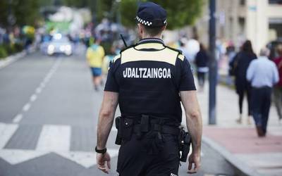 16 urteko adingabe bat atxilotu dute Leioako jaietan gazte bati labankadak ematea egotzita