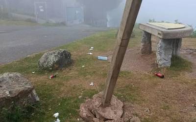 Karakateko seinalea errotik mugituta eta ingurua narrastuta