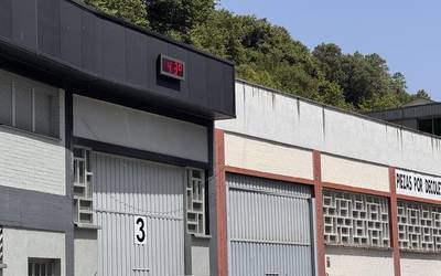 Eguaztenera arte luzatu den alarma gorria hasi da eragina izaten zerbitzuetan eta ospakizunetan
