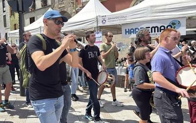 Harreman erakundearen esker ona Elkartasun Egunarekin bat egin zuten arrasatearrei