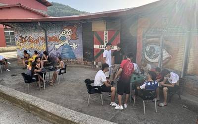 Gazte asanbladak San Juan bezperan zabaldu du gaztetxeko barra
