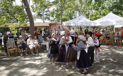 [ARGAZKI GALERIA]: Goitako auzotarrak jaietan murgilduta dabiltza