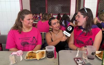 Azoka Plazako eguzki babesean egin dute sanjuanetako Gazte bazkari herrikoia