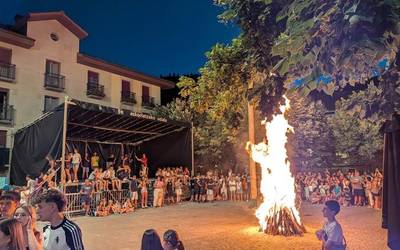 Herritarrek bete egin dute Fernando Eskoriatza plaza solstizio gauean
