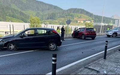 Bi autok istripua izan dute Oñatira bidean eta itxita dago errepidea