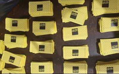 Baztandarren Biltzarraren tonbolako txartelak salgai paratuak dituzte