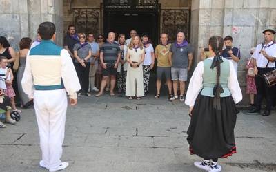 Ohorezko aurreskua eta San Juan zortzikoa eskaini diete udalbatzari