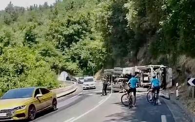 Kamioi bat irauli da Deba eta Mendaro artean eta errepide nagusia itxita dago noranzko bietan