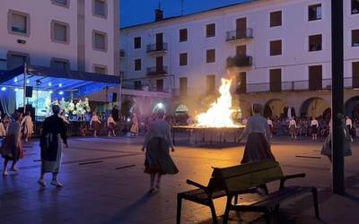 Jendetza batu da plazan San Juan suaren eta tantaiaren bueltan