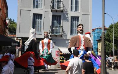 Kiliki eta erraldoien konpartsa eta banda kaleetan, San Juan egunez