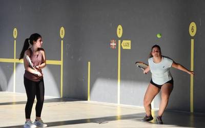 Mendaroko frontenis txapelketan zehaztu dira emakumezkoen finalerdiak