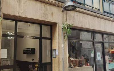 Usadio zaharrei eutsiz, lizar-adarrak jarri dituzte San Roke kaleko atarietan