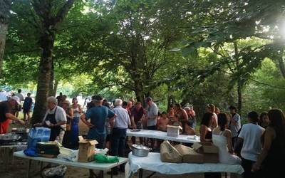 Bero handiak ez du jai giroa eragotzi Izurtzako Aste Kulturalean