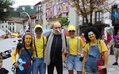 Eguenerako mozorroak prestatzen dihardute elgetarrek; 'telebista' da gaia