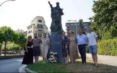 Antonio Oteizari lore eskaintza egin diote udal ordezkariek