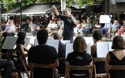 Musika Bandaren udako kontzertuak jendetza batu du Plazaberrin