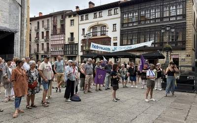 Arrasate LGTBIQ+ pertsonendako "herri bizigarria, askea eta segurua" izatea aldarrikatu dute