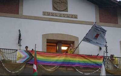 Eta festen erdian... arraun denboraldiko lehen banderari harrera