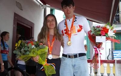 Herritarren harrera beroa jaso dute Agirrek eta Urteagak