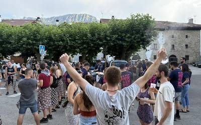 Sargori nahiz ekaitz, Arruazun festa eta dantza