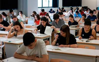 EHUk epaileen kautelazko neurriak errekurrituko ditu, euskarako azterketaren auzia korapilatzen ari den bitartean
