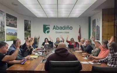 Abadiñok udal jarduera handitu du plantilla indartuta