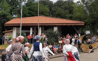 [EGITARAUA]: Herri bazkaria eta bertso saioa, besteak beste, Gazteluko jaietan