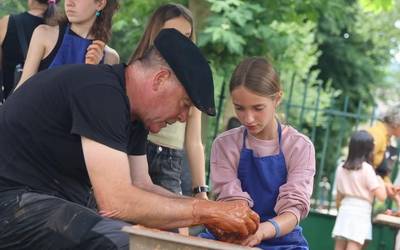 Arkuarekin eta buztinarekin trebatzen ibili dira herriko gazteenak