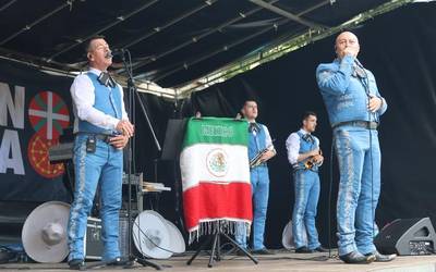 Chuchin Ibañez y los Charros taldeak dantzan jarri du Herriko Plaza Mexikoko doinuekin