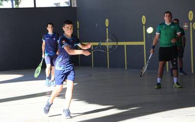 Frontenis txapelketako finalistak zehazteko partida erabakigarriak jokatuko dituzte gaur eta bihar Mendaron