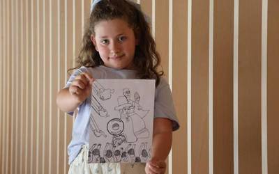 Laia Isastik irabazi du Umeen Eguneko kamisetako irudi lehiaketa