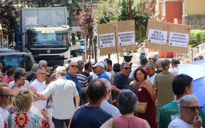 Trafikoa moztu dute Zubiaurren herritarrek, saihesbidearen proiektua eta ibilgailu astunen murrizketak ez atzeratzea exijitzeko