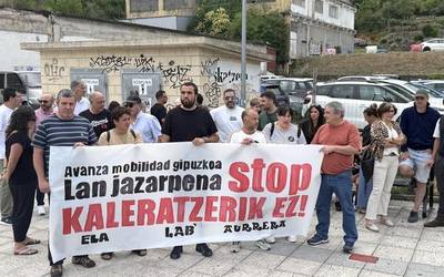Avanzako azken kaleratzea eta lan baldintzek okerrera egin dutela salatzeko agerraldia egin dute