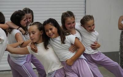 Berdura Plaza dantzan jarri dute Enara Lanzeta eskolakoek